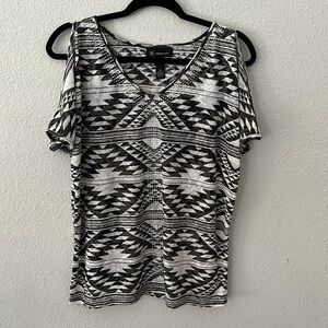 INC  Black and White ethnic  cold shoulder Tee with sparkly embellishment 
Sz XL